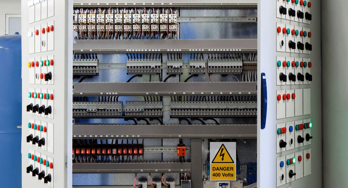 برگزاری مانور سراسری بررسی آمادگی مولدهای برق اضطراری در ساختمان‌های بانک تجارت / كد خبر: 1404-015