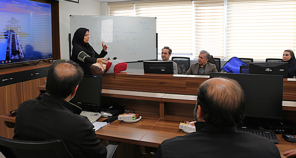 دوره آموزش کمک‌های اولیه با محوریت احیای تنفسی ویژه تکنسین‌های فنی هلدینگ خدمات تجارت برگزار شد / كد 1404-021