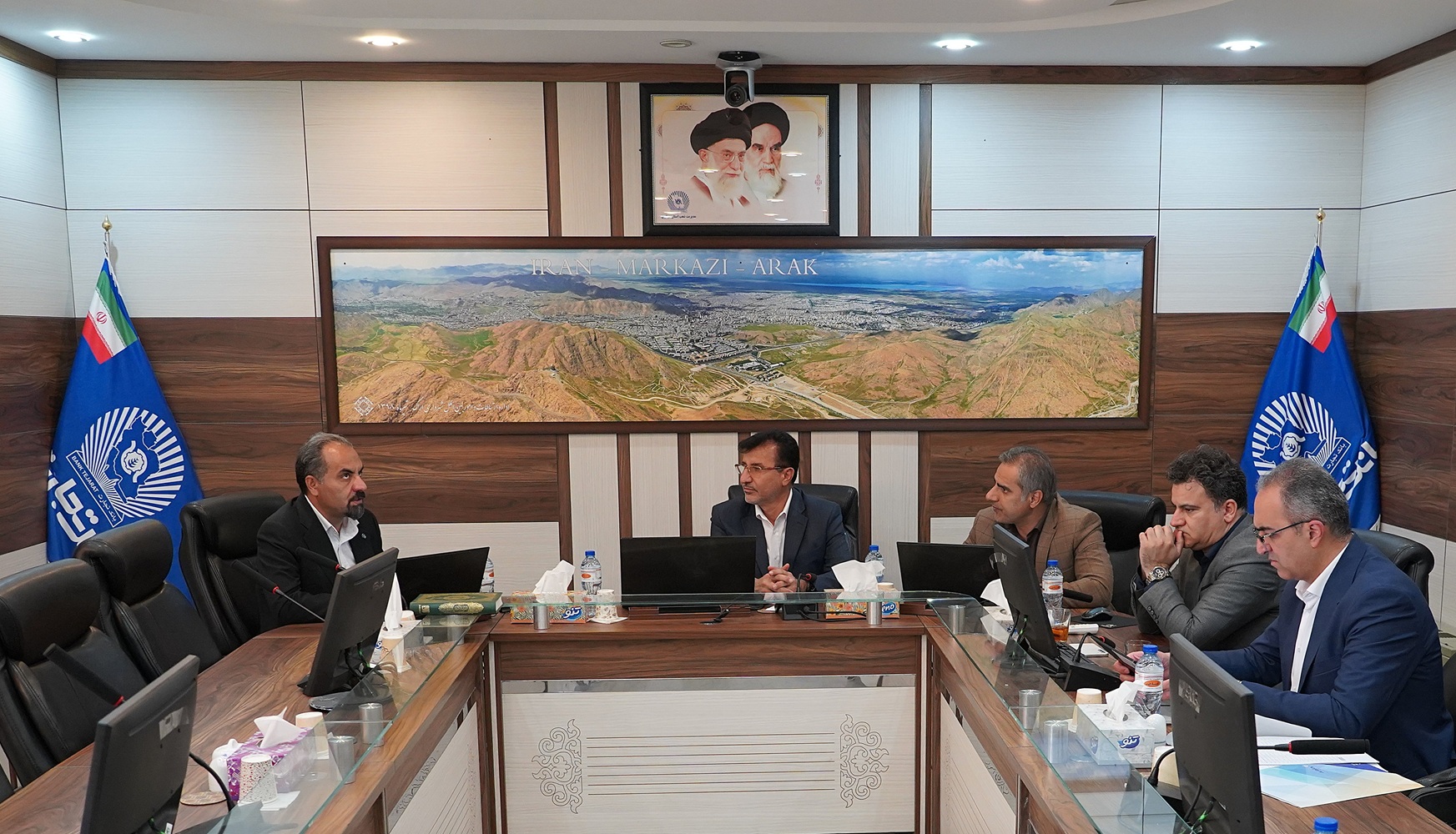 سفر هيأت هلدينگ خدمات تجارت به استان مركزي/ ازتجدید میثاق با شهدا تا برنامه‌ریزی برای نوسازی شعب